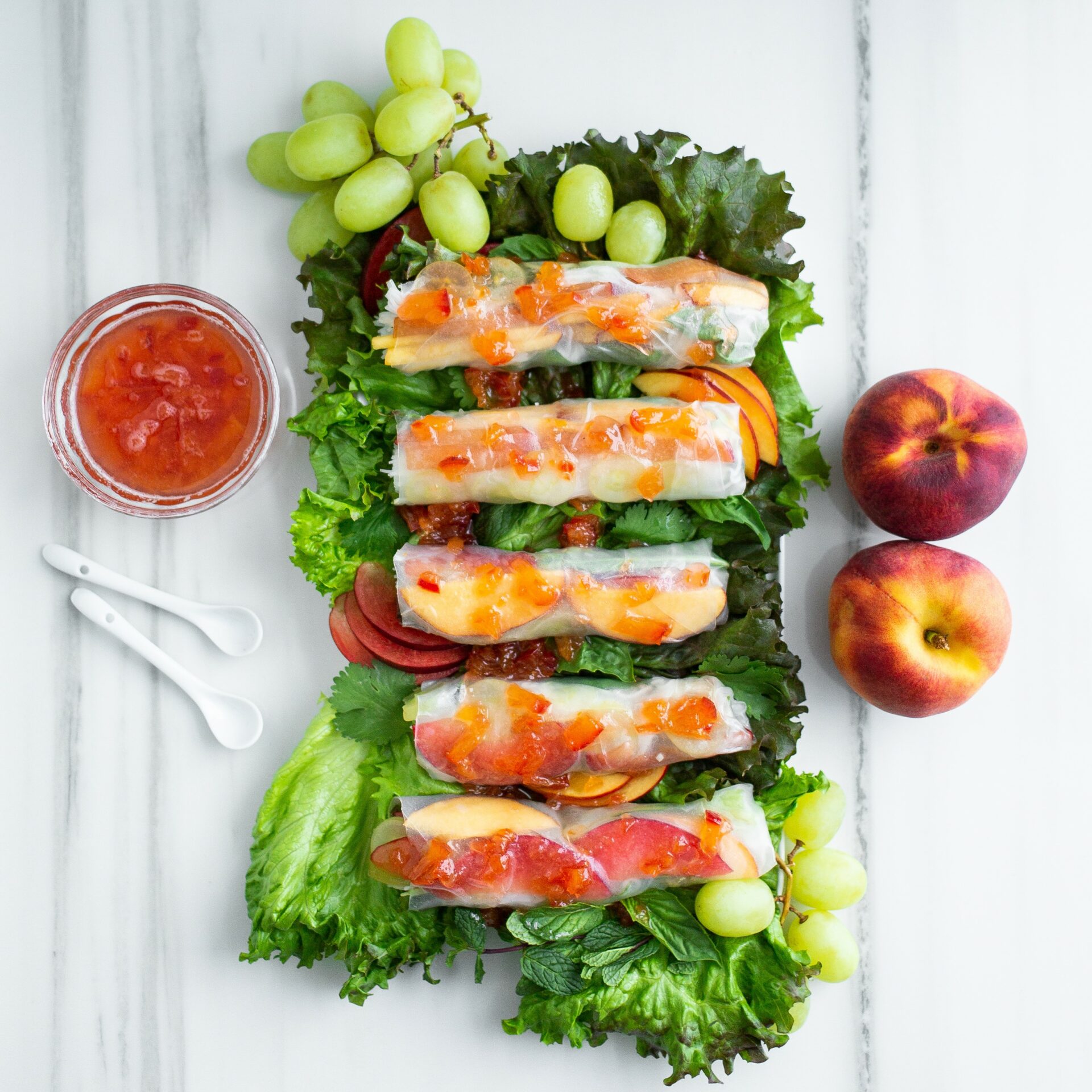 Fresh and Fruity Spring Rolls With Sauce