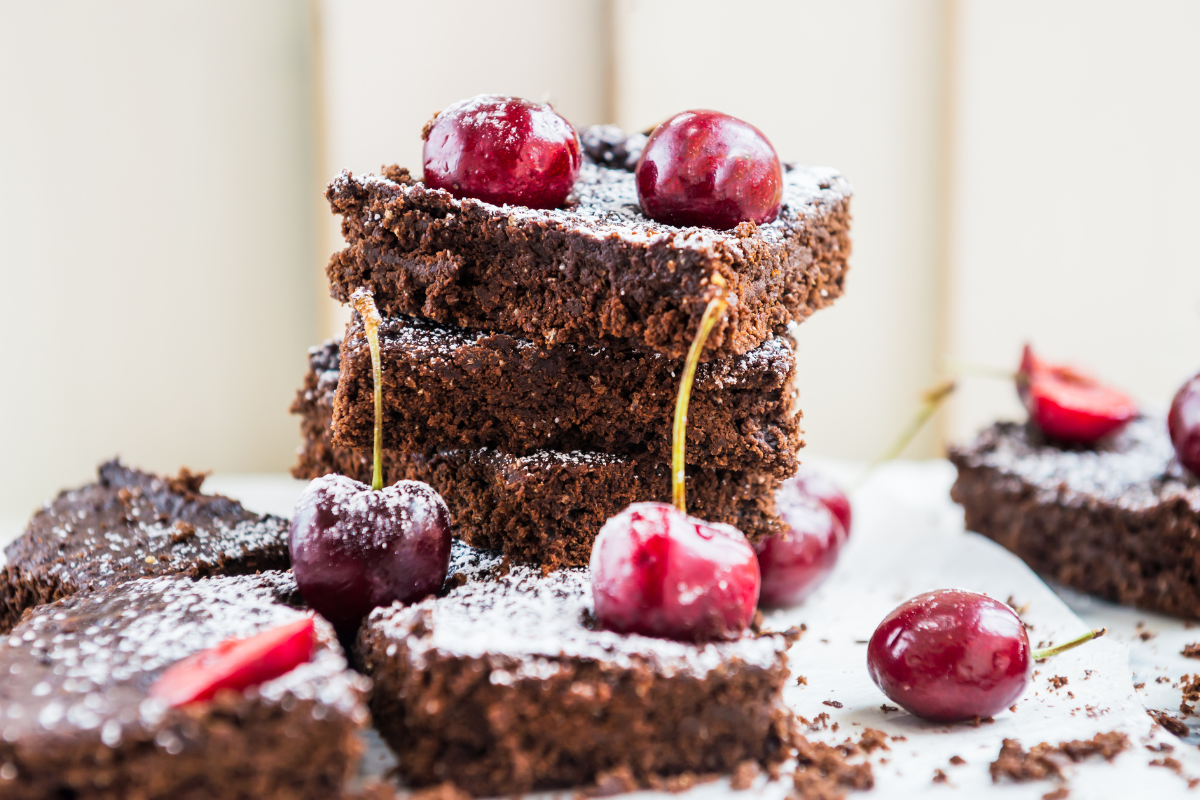 Brownie cake with Chilean Cherries